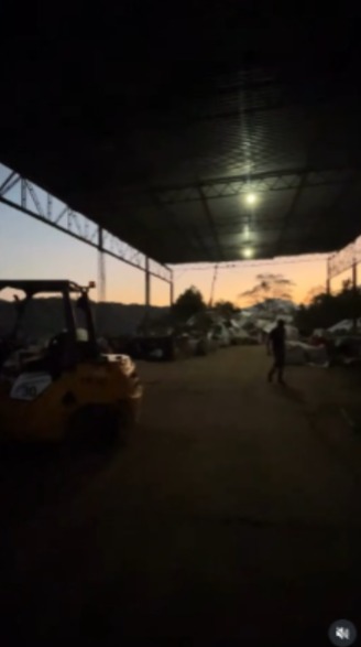 Pátio da RC Sucatas com sucatas organizadas e empilhadeira